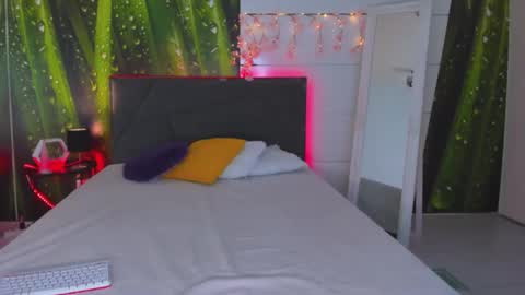 HollyTaillor online show from October 17, 2025, 12:08 pm