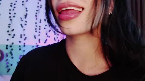 Snapshot of hollyxx_ chatting on December 11, 2024, 11:00 pm holly online show from December 11, 2024, 11:00 pm