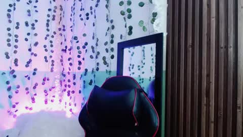 Snapshot of hollyxx_ chatting on December 12, 2024, 10:09 pm holly online show from December 12, 2024, 10:09 pm