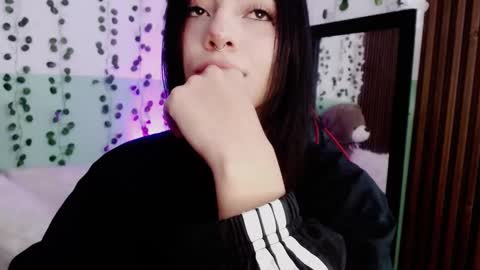 Snapshot of hollyxx_ chatting on December 18, 2024, 5:52 pm holly online show from December 18, 2024, 5:52 pm