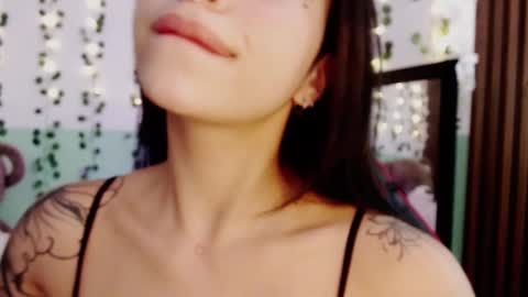 Snapshot of hollyxx_ chatting on December 18, 2024, 8:57 pm holly online show from December 18, 2024, 8:57 pm