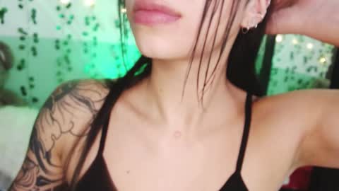 Snapshot of hollyxx_ chatting on December 30, 2024, 10:23 pm holly online show from December 30, 2024, 10:23 pm