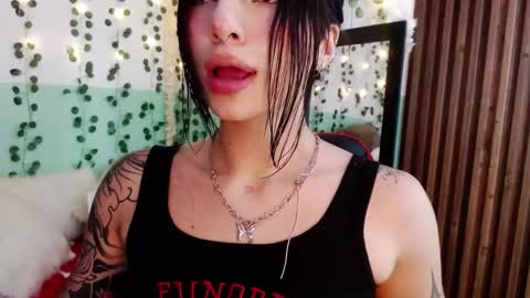 Snapshot of hollyxx_ chatting on January 5, 2025, 8:00 pm holly online show from January 5, 2025, 8:00 pm