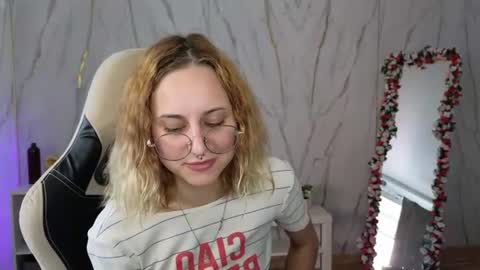 Snapshot of hollyy_pollyyyy chatting on August 9, 2026, 3:44 am Polly online show from August 9, 2026, 3:44 am