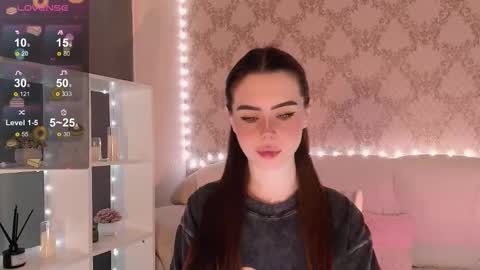 Mia online show from November 28, 2025, 3:31 am