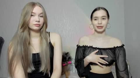 Snapshot of honey__pie chatting on March 4, 2025, 7:43 pm Lilith and Ellie online show from March 4, 2025, 7:43 pm