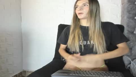 honey_darcy online show from June 1, 2026, 4:58 am
