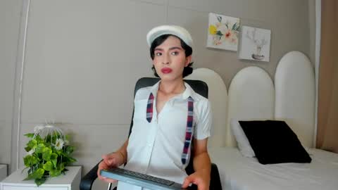 honey_hex_ online show from May 12, 2026, 7:44 pm