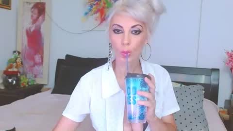 Snapshot of honey_lara chatting on July 16, 2026, 1:11 am honey_lara online show from July 16, 2026, 1:11 am