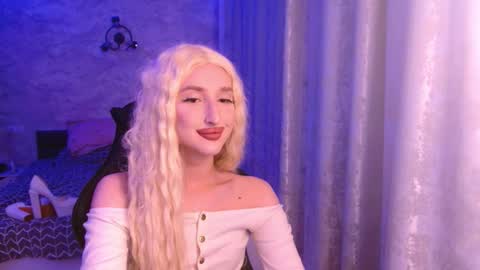 honey_sunset online show from October 15, 2025, 5:13 pm