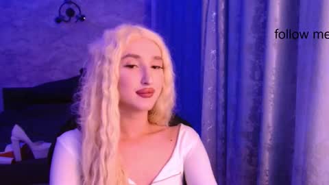 honey_sunset online show from November 7, 2025, 9:59 pm