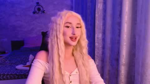 honey_sunset online show from December 4, 2025, 11:02 pm