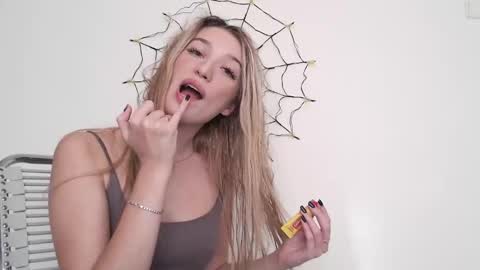 honeyveil online show from November 5, 2025, 12:16 pm