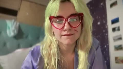 Emi Rose online show from October 18, 2025, 4:48 am