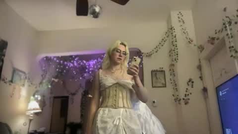 Emi Rose online show from November 18, 2025, 4:39 am