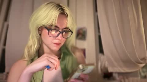 Emi Rose online show from November 27, 2025, 1:51 am