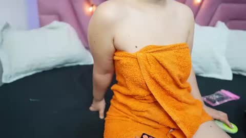 Snapshot of hornybarelylegalgirl chatting on June 26, 2026, 12:09 pm Khloe online show from June 26, 2026, 12:09 pm