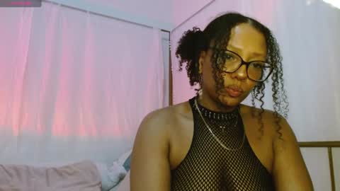 Snapshot of hornylittlehoney chatting on January 28, 2025, 5:00 am Horny Little Honey online show from January 28, 2025, 5:00 am