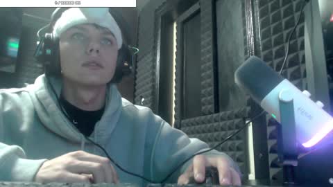 Hot boy 2002 online show from December 18, 2024, 10:02 pm