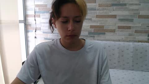 Mia online show from September 25, 2025, 1:04 pm