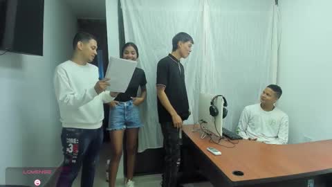 Vanesa Oliver and Andrew online show from November 28, 2025, 11:46 am