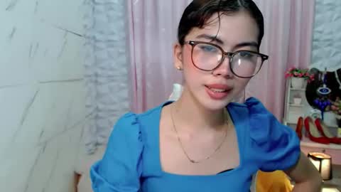 hottestdella69 online show from December 3, 2025, 5:44 pm