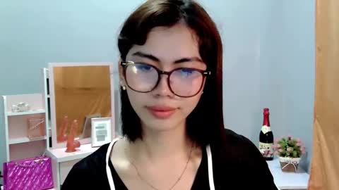 hottestdella69 online show from December 5, 2025, 5:53 pm