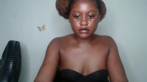 Snapshot of hottie_ebonie chatting on October 31, 2025, 12:11 am Ella online show from October 31, 2025, 12:11 am