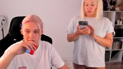 Nessie and Jessie online show from September 18, 2025, 11:23 am