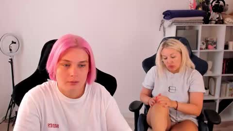 Nessie and Jessie online show from September 19, 2025, 10:38 am