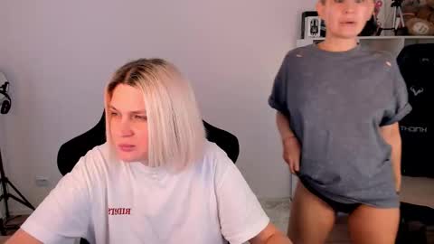 Nessie and Jessie online show from December 21, 2025, 11:06 am