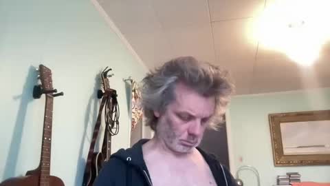 Snapshot of howlingatnothing chatting on November 18, 2025, 12:53 pm howlingatnothing online show from November 18, 2025, 12:53 pm