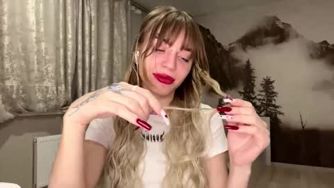 hsiuscherich online show from December 15, 2025, 2:10 pm