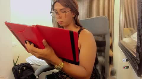 Snapshot of hugecockgoddessxxx chatting on December 23, 2024, 11:04 am Queen karen grey online show from December 23, 2024, 11:04 am