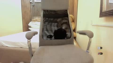 Snapshot of hugecockgoddessxxx chatting on December 27, 2024, 7:29 am Queen karen grey online show from December 27, 2024, 7:29 am