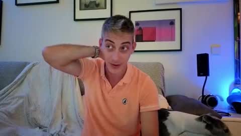 Hugo online show from October 8, 2025, 7:44 pm