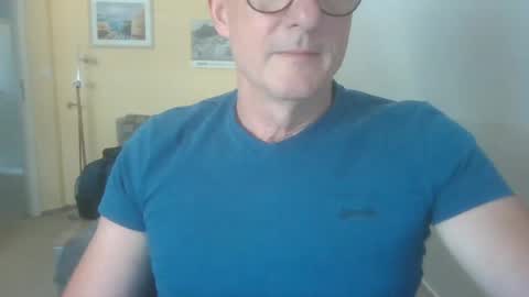 Snapshot of hundeleine chatting on June 2, 2026, 7:43 am hundeleine online show from June 2, 2026, 7:43 am