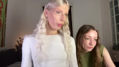 Snapshot of hung_angel_xxl chatting on April 19, 2026, 11:31 am Alice help me reach 100 likes online show from April 19, 2026, 11:31 am