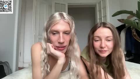 Snapshot of hung_angel_xxl chatting on April 20, 2026, 12:30 pm Alice help me reach 100 likes online show from April 20, 2026, 12:30 pm