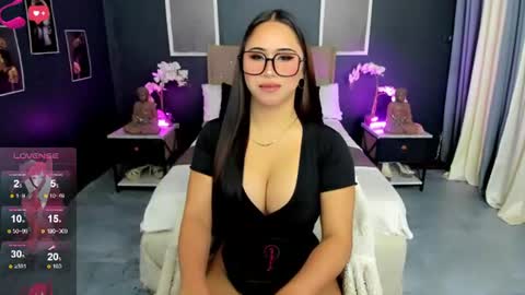 Snapshot of hunterxhuntress chatting on August 3, 2026, 6:01 am HELLO HANNAH IS BACK online show from August 3, 2026, 6:01 am