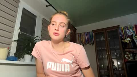 Snapshot of huongbaldinger chatting on November 13, 2025, 5:45 pm Gloria online show from November 13, 2025, 5:45 pm