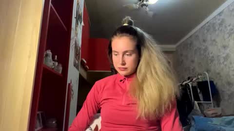 Snapshot of huongbaldinger chatting on November 24, 2025, 5:34 pm Gloria online show from November 24, 2025, 5:34 pm