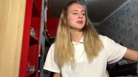 Snapshot of huongbaldinger chatting on December 3, 2025, 2:48 pm Gloria online show from December 3, 2025, 2:48 pm