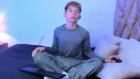 Son Hyunjin online show from December 21, 2025, 3:41 pm