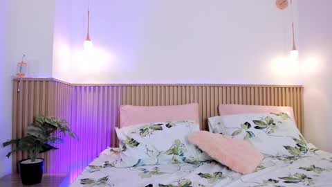 Snapshot of iam_cami chatting on December 19, 2024, 4:23 am online show from December 19, 2024, 4:23 am