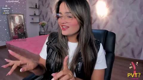 iam_lina online show from April 1, 2026, 7:33 pm