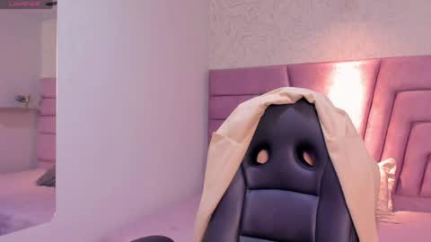 iam_lina online show from April 15, 2026, 7:32 pm