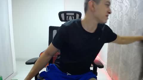 iam_yourbabyprincess_xd online show from December 6, 2024, 5:31 am