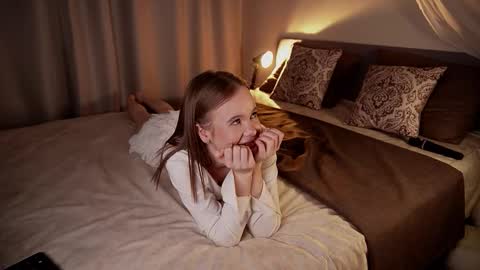 Snapshot of iamclaire_ chatting on December 17, 2025, 7:42 pm Claire online show from December 17, 2025, 7:42 pm