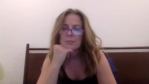 iampoppyy online show from October 11, 2025, 2:22 am